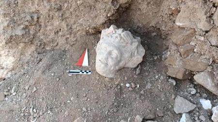 العثور عن رأس تمثال أثري عمره 1800 عام في إزمير