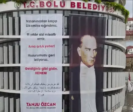 بالعربية والتركية.. لافتة صادمة على مقر بلدية بولو موجهة للسوريين