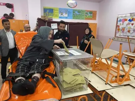 وصول مسنة تركية إلى مركز الاقتراع على نقالة