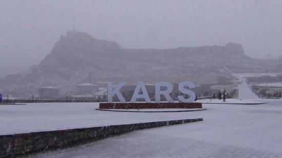 الثلوج الكثيفة تغطي أجزاء كبيرة من قارص شمال شرق تركيا