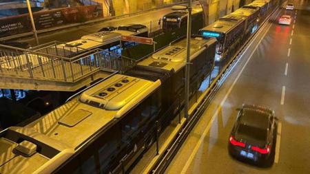 عطل في حافلة متروبوس يتسبب في ازدحام مروري شديد في اسطنبول