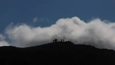 في انجلترا.. رجل قتل زوجته الحامل بدفعها من فوهة البركان