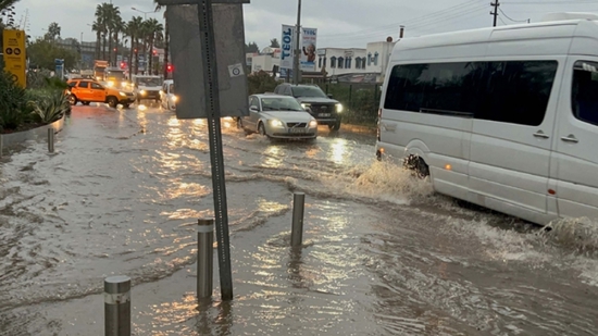 بودروم تحت الماء: أمطار غزيرة تغرق الشوارع وتعطل المدينة