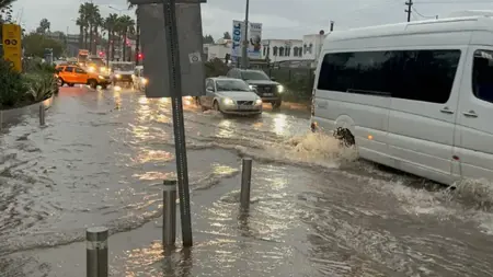 بودروم تحت الماء: أمطار غزيرة تغرق الشوارع وتعطل المدينة