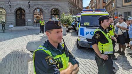 الشرطة السويدية تعتقل 15 شخصا حاولوا منع حرق القرآن الكريم