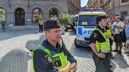 الشرطة السويدية تعتقل 15 شخصا حاولوا منع حرق القرآن الكريم