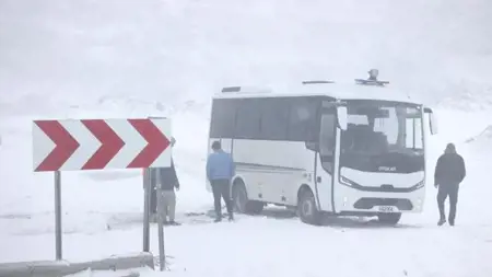 تساقط الثلوج في كيركلاريلي يؤدي إلى إغلاق الطريق أمام حركة المرور