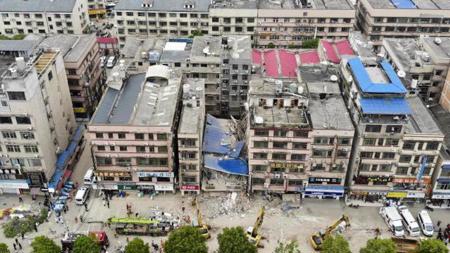 إنقاذ 5 أفراد من تحت أنقاض مبنى منهار في الصين