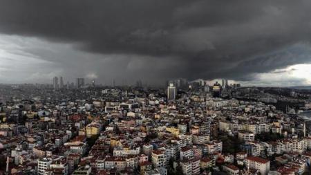 سحب محملة بالأمطار تغطي سماء إسطنبول