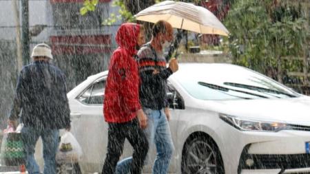 الأرصاد التركية تحذر من أمطار غزيرة في عدة مدن وتحدد هذه الساعة