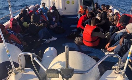إنقاذ 52 مهاجرا غير شرعي تركتهم اليونان ليموتوا قبالة ساحل غرب تركيا