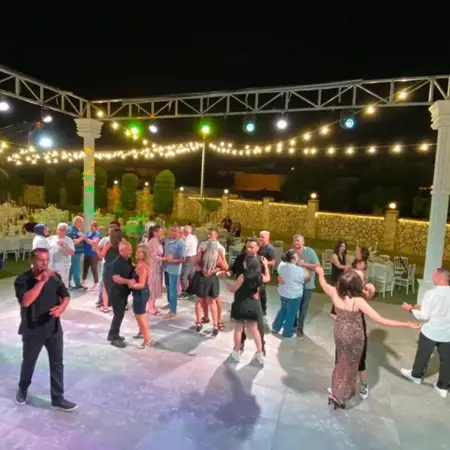 عريسٌ يقيم حفل زفافه دون عروسٍ بعد تراجعه عن الزواج قبل يومٍ من العقد
