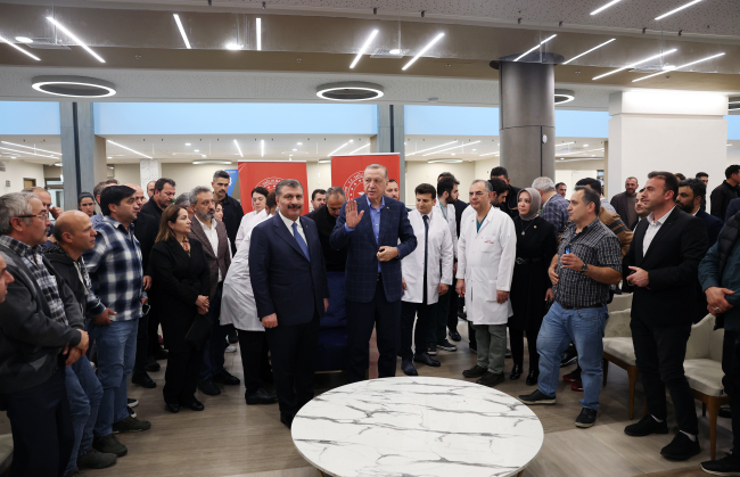 الوصف: زار الرئيس أردوغان عمال المناجم المصابين في المستشفى