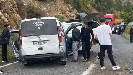 سلسلة تصادمات بين 3 مركبات في آرتفين تسفر عن 4 مصابين