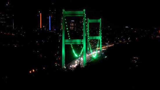جسرين بإسطنبول يتحولان إلى اللون الأخضر لهذا السبب