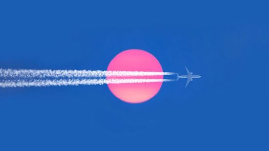 بالذكاء الاصطناعيّ.. مشروع بريطانيّ يسعى لتقليل «خطوط تكاثف» الطائرات الضارّة بالمناخ