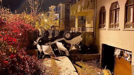 أغرب حادث سير في أنقرة ..كيف وصلت السيارة إلى حديقة المنزل؟