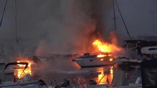 اندلاع حريق ضخم في مجموعة من القوارب باسطنبول