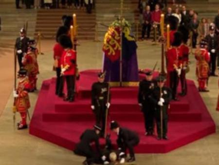 مشهد صادم.. أحد الحراس يفقد الوعي ويسقط أمام نعش الملكة إليزابيث