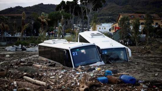 كارثة في إيطاليا ..العثور على 7 جثث بعد انهيار أرضي في جزيرة إيشيا 