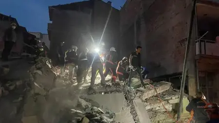 انهيار مبنى متضرر من الزلازل في ملاطية ورصد أحد الأشخاص تحت الانقاض