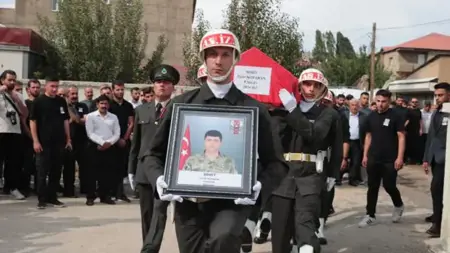 تشييع جثمان الجندي زيار كوباران في هاكاري بعد حادث مركبة عسكرية بإغدير