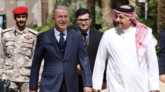 وزير الدفاع التركي يلتقي نظيره القطري في الدوحة