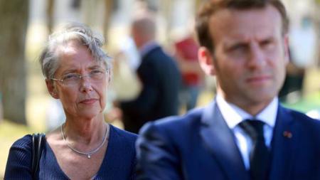 عاجل :الرئيس الفرنسي ماكرون يرفض استقالة رئيسة الوزراء" بورن"