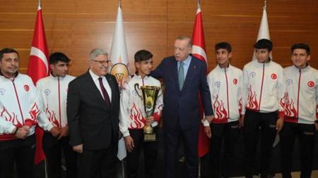 أردوغان يلتقي بالشباب الرياضيين الفائزين ببطولة العالم