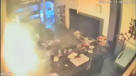 بطارية مثبتة أثناء الشحن تتسبب في احتراق محل صيانة بمفاجئة