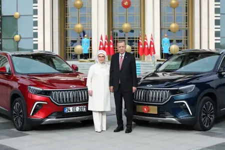 في أجواء احتفالية.. أردوغان يستلم أول سيارة كهربائية محلية الصنع "توج"