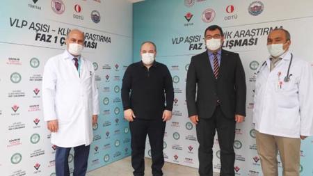 وزير الصناعة والتكنولوجيا التركي يتلقى الجرعة الأولى من اللقاح المحلي