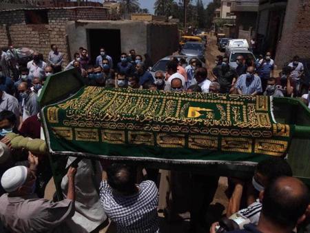 حادث غريب في مصر.. متوفي يتحرك داخل الكفن أثناء صلاة الجنازة