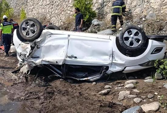 مصرع شخصَين وإصابة آخر بعد سقوط سيارةٍ في مجرى نهرٍ بأضنة