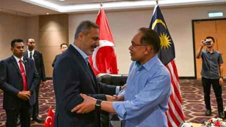 وزير الخارجية التركي يلتقي رئيس الوزراء الماليزي أنور إبراهيم