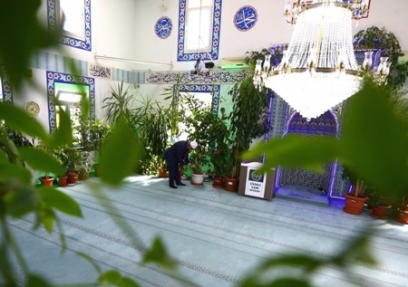 لجذب الأطفال وسكان الحي.. إمام تركي يحول مسجده إلى جنّة خضراء