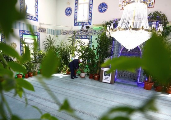 لجذب الأطفال وسكان الحي.. إمام تركي يحول مسجده إلى جنّة خضراء
