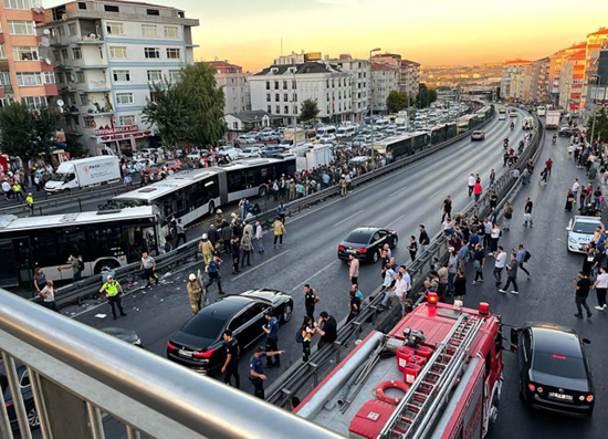اسطنبول: اصطدام حافلتين متروبوس وجهاً لوجه في محطة أفجيلار وأنباء عن وقوع إصابات