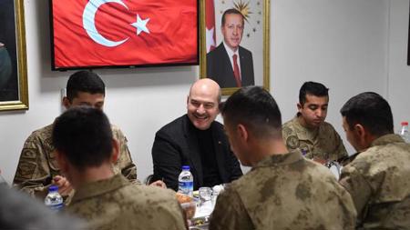 وزير الداخلية يتناول وجبة الإفطار مع الجنود على الحدود العراقية