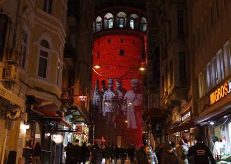 إسطنبول تحتفل بمئوية نشيد الاستقلال التركي من برج غلطة التاريخي