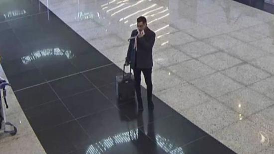  القبض على شخص حاول السفر باستخدام  دولارات مزيفة في مطار إسطنبول