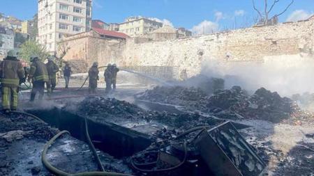 حريق مهول يلتهم مستودع تابع للشرطة في منطقة الفاتح بإسطنبول