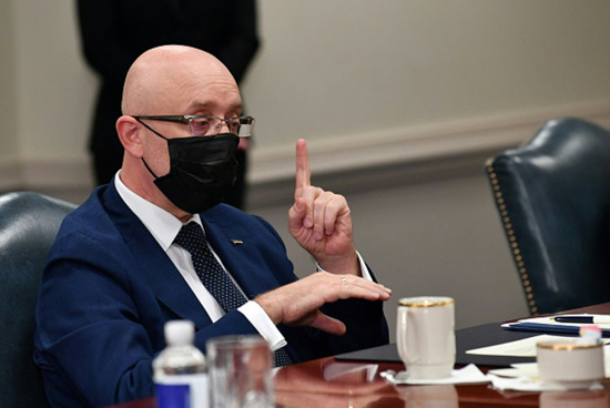 وزير الدفاع الأوكراني يعلن إصابته بفيروس كورونا