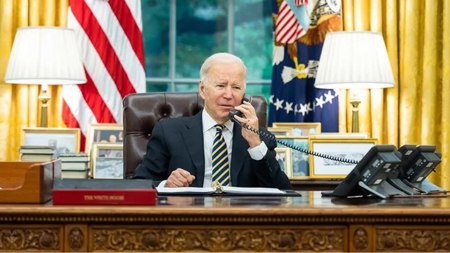 جو بايدن يطلب من الأمريكيين الاتصال به عبر هاتفه الشخصي