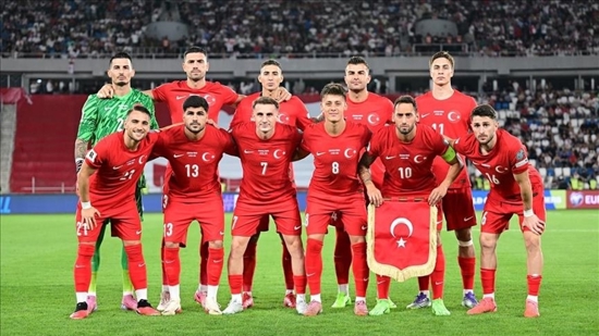 طاقم تحكيم إنجليزي بقيادة مايكل أوليفر لإدارة تركيا ضد إسبانيا