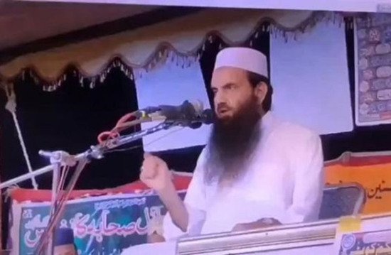 وفاة داعية باكستاني على الهواء أثناء إلقائه محاضرة