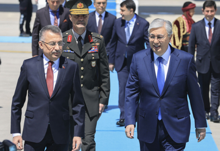 رئيس كازاخستان توكاييف يصل تركيا