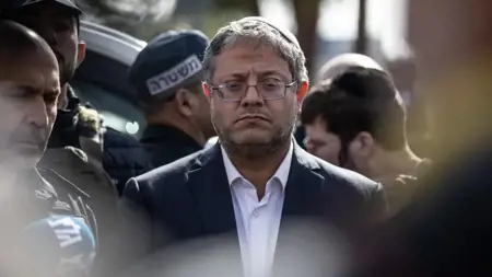بن غفير يأمر بمصادرة ملابس الأسرى الفلسطينيين ونسخ المصحف في سجن النقب