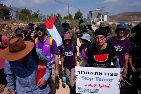 متضامنون يحاولون كسر حصار المستوطنين عن 3 منازل فلسطينية في قصرة.. والاحتلال يمنعهم