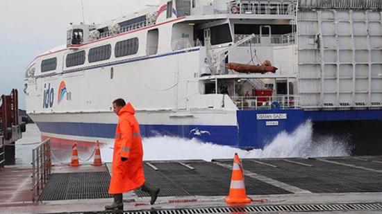  "العاصفة" تعيق حركة النقل البحري في إسطنبول